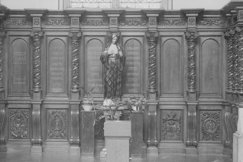 Monument opgedragen aan de priesters van de Sint-Servatius Kerk