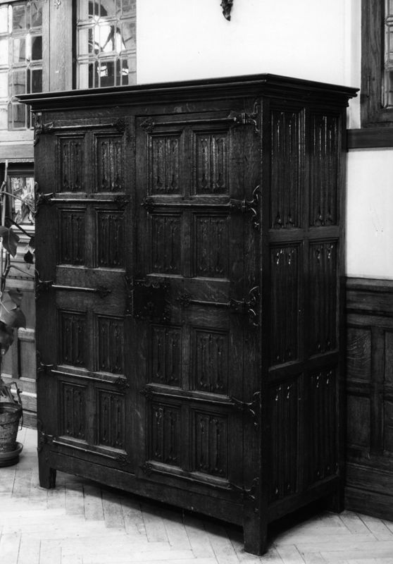 armoire / Maagdenhuismuseum