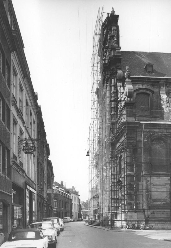 Vue de la rue du Collège et de l'église Saint-Loup, depuis la rue de la Croix