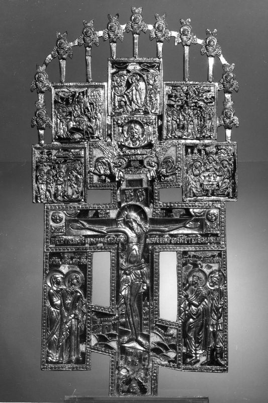 La crucifixion entourée de scènes de la vie du Christ