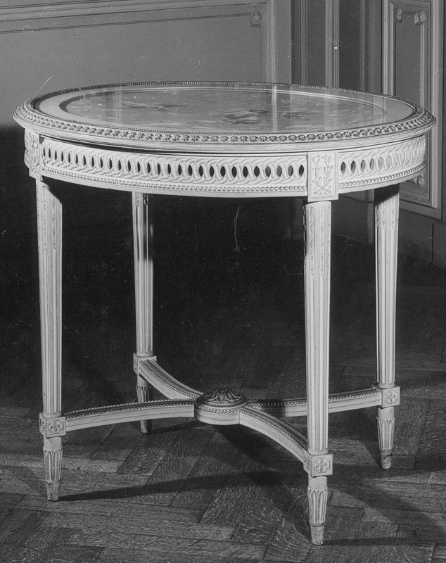 table / Museum Mayer van den Bergh