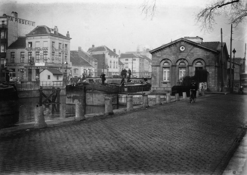 Canal Bruxelles-Charleroi à hauteur de la Porte de Ninove à Molenbeek-Saint-Jean