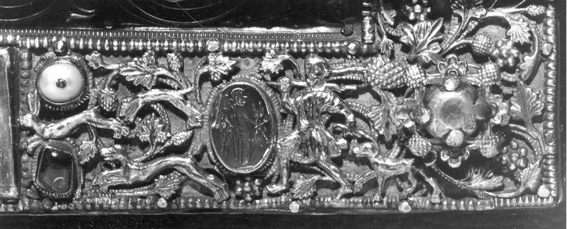 Deux plats de l'évangéliaire d'Oignies : Calvaire et Christ en majesté
