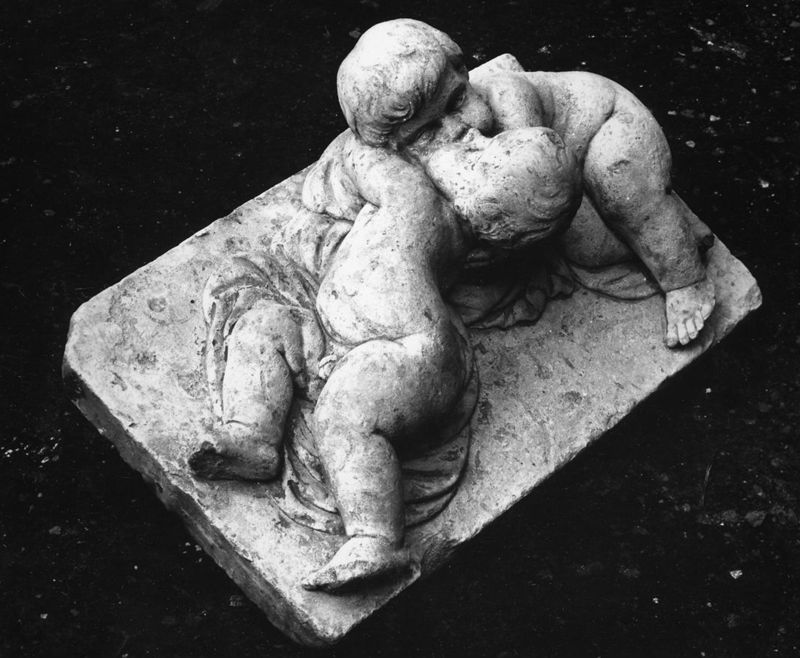 Twee liggende putti