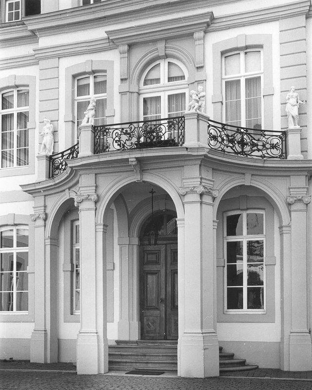 Palais épiscopal - façade principale cours intérieure