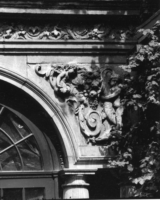 relief[sculpture] / Hotel Delbeke