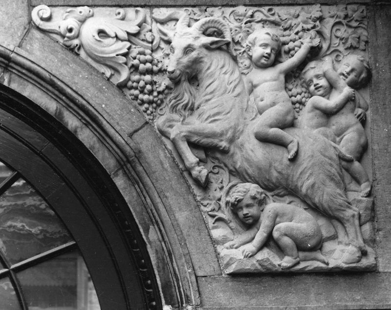 relief[sculpture] / Hotel Delbeke
