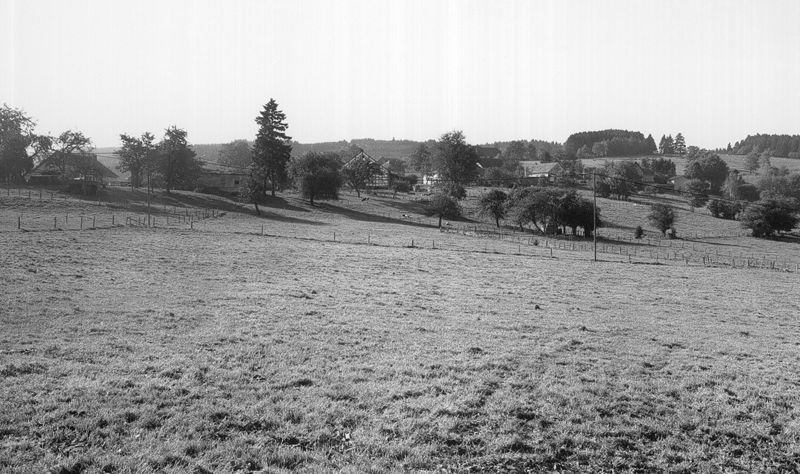 Vue du hameau de Beaumont depuis la route allant à Villers