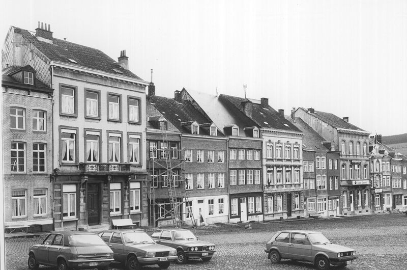 Vue de la place avec enfilade de maisons à partir du n°3