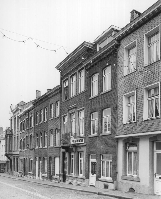 Aspect vers le bas de la rue avec maisons n°97 à 111