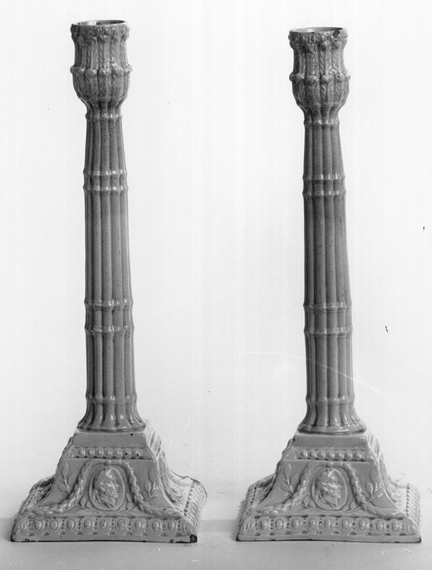 Paire de chandeliers en faïence anglaise