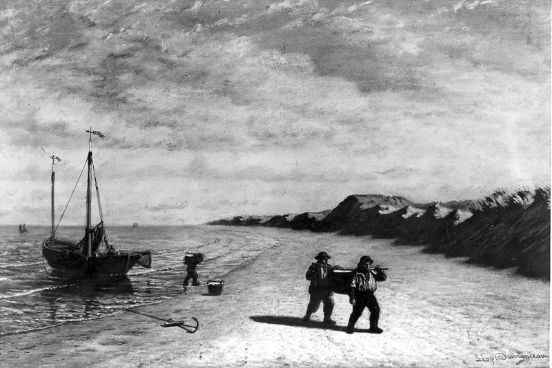 Vissers ontschepend op het strand voor de duinen
