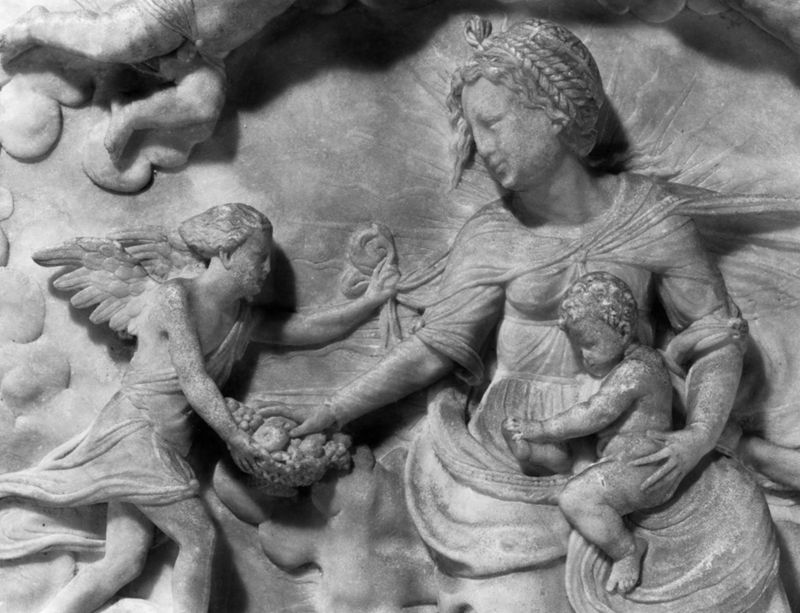 Vierge à l'Enfant couronnée par 2 anges