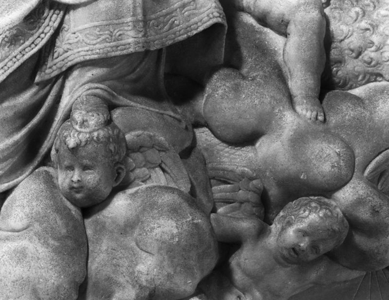 Vierge à l'Enfant couronnée par 2 anges
