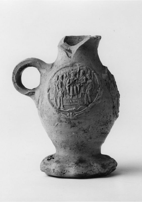 Cruche ornée de trois scènes