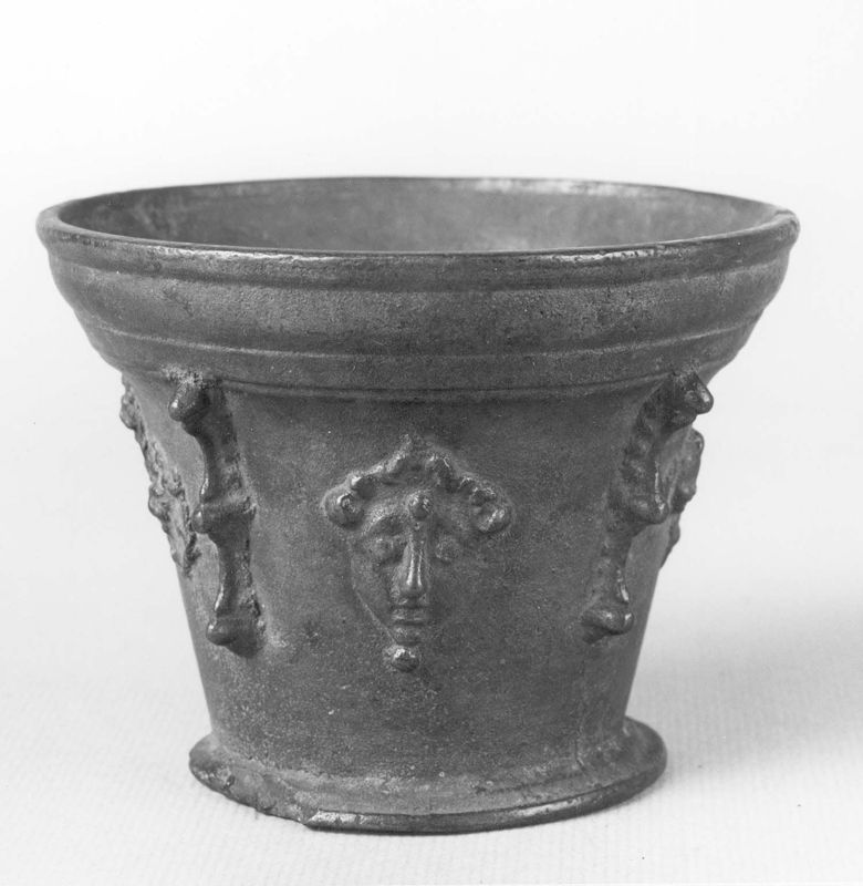 mortier à broyer / Musée archéologique[Charleroi]