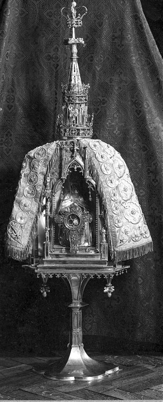 Monstrans van het Heilig Sacrament met Genadestoel in godshuis onder conopeum