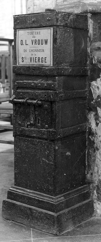 tronc d'offrande / Kerk Sint-Martinus[Halle]