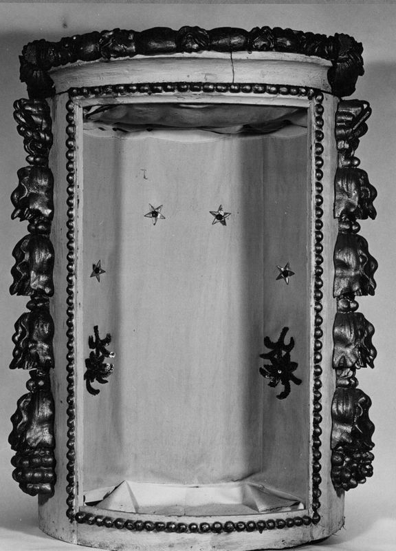 trône d'exposition[autel] / Eglise Saint-Pierre[Villettes]