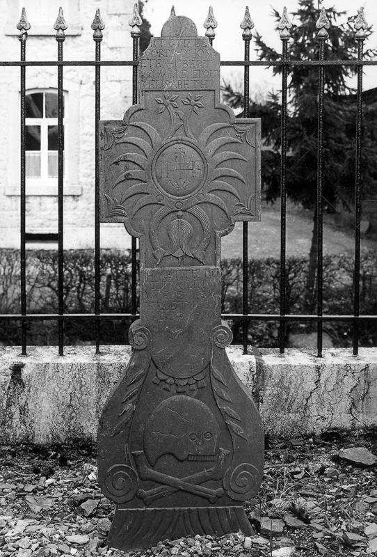 Croix funéraire d'Hubert Neuville