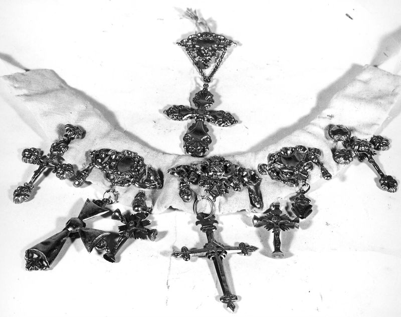 croix[bijou] / Eglise Saint-Jacques[Fosse]