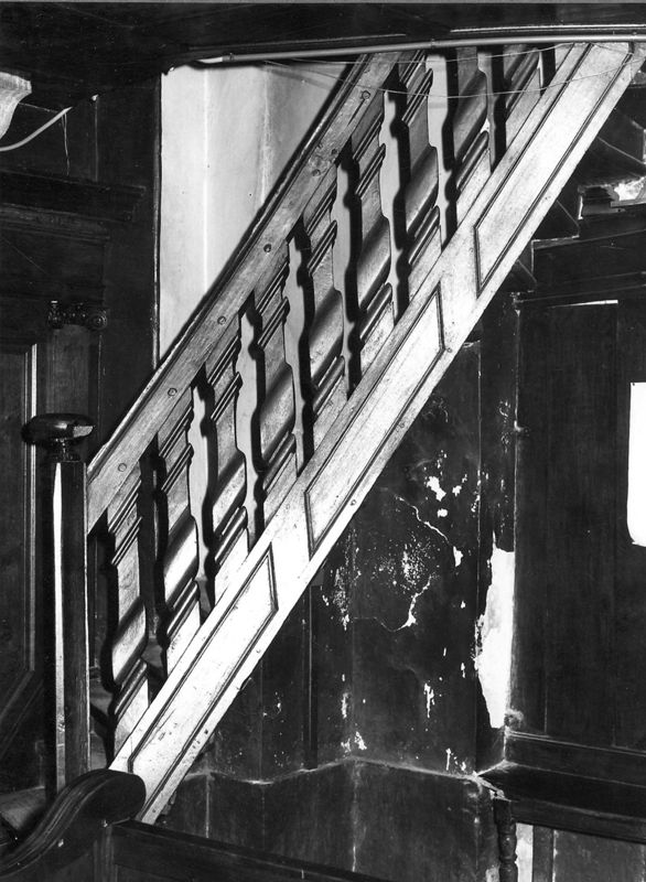 escalier / Eglise Saint-Jean-l'Evangéliste[Beaufays]
