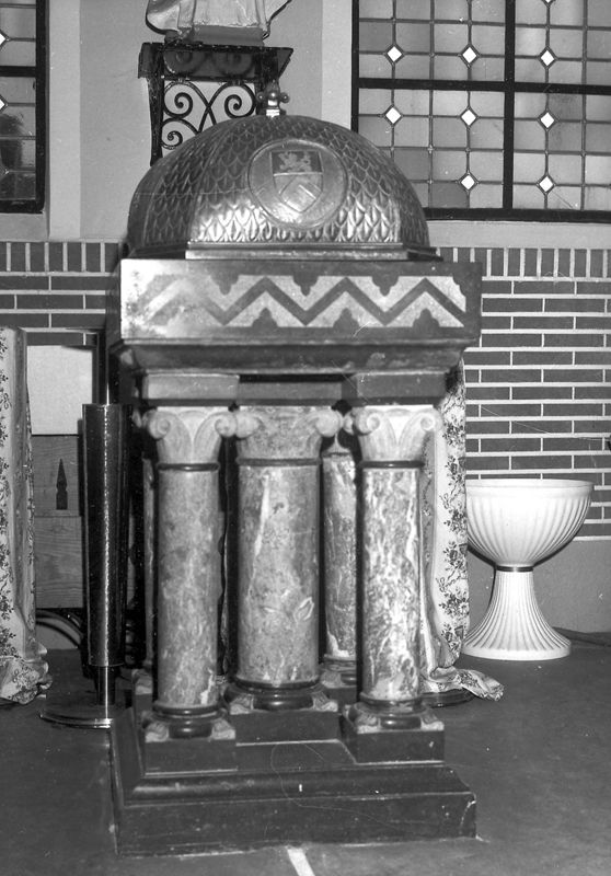 fonts baptismaux / Kerk H. Familie[Vleugt(Schaffen)]