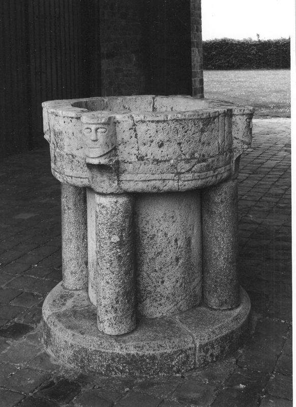 cuve de fonts baptismaux circulaire avec 4 têtes