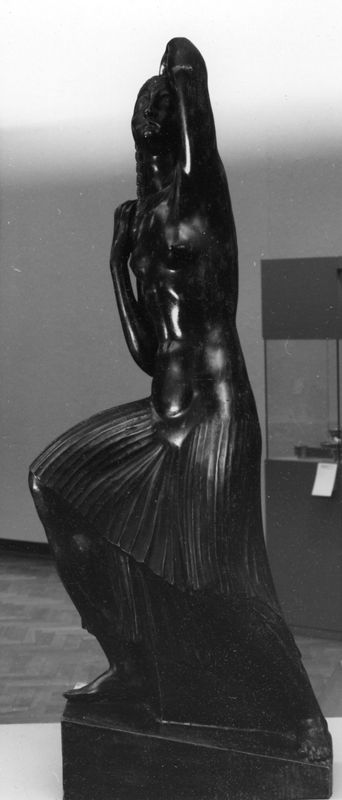 Meisje met opgeheven arm