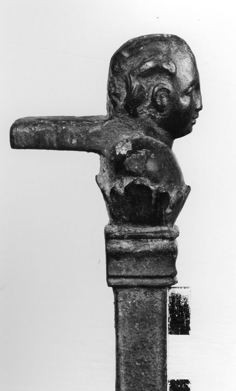 trépied[socle] / Musées Royaux d'Art et d'Histoire
