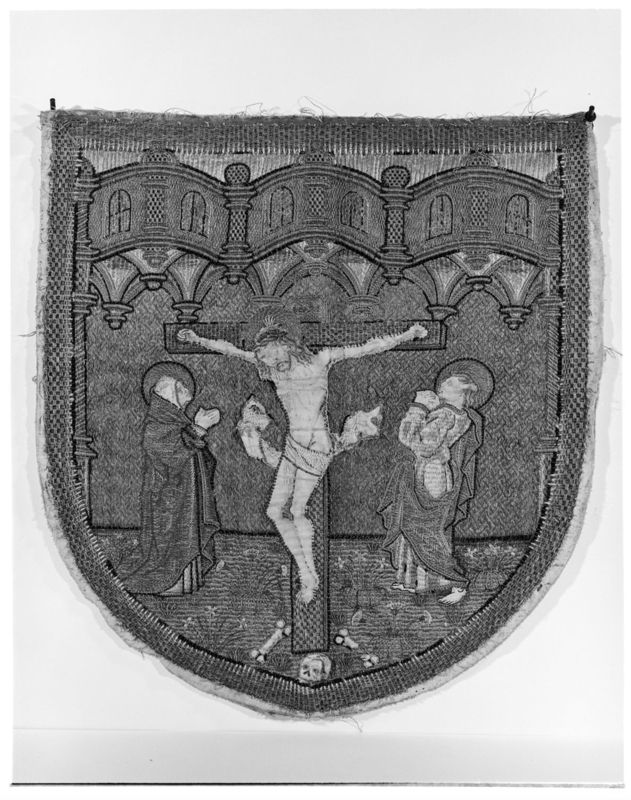 Orfroi d'un chaperon avec Calvaire