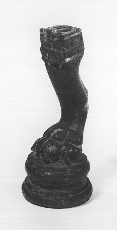 trépied[socle] / Musées Royaux d'Art et d'Histoire
