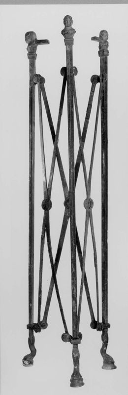 trépied[socle] / Musée Curtius
