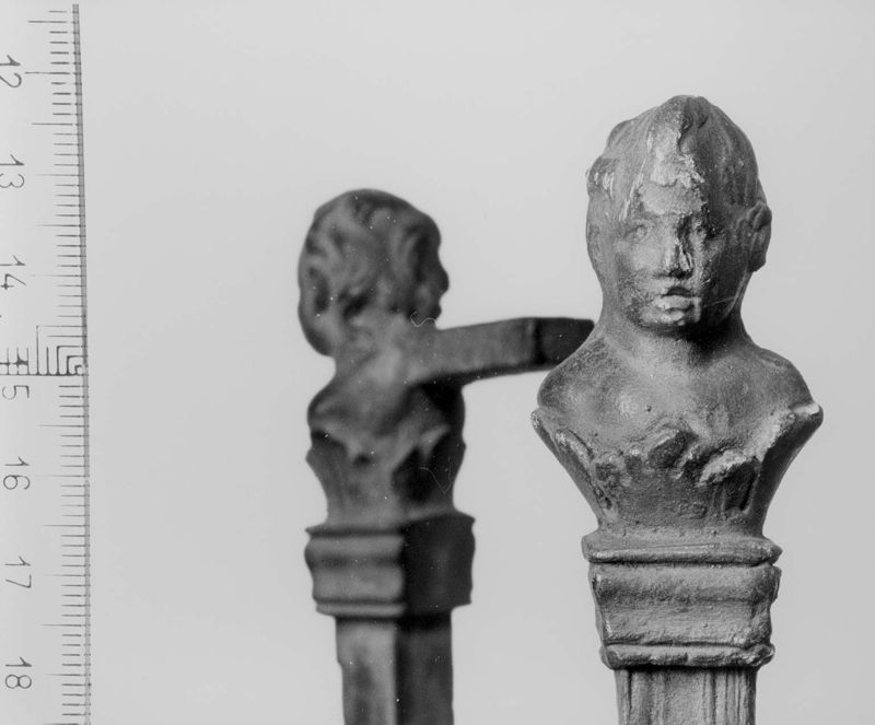 trépied[socle] / Musée Curtius