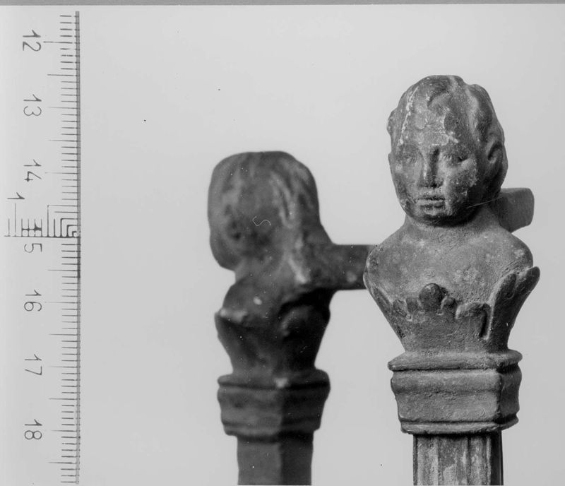 trépied[socle] / Musée Curtius