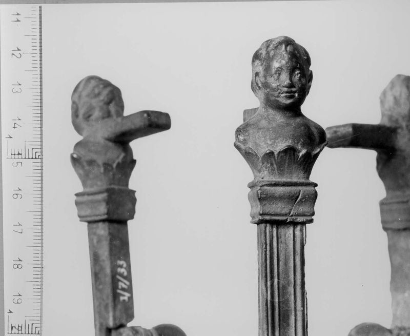 trépied[socle] / Musée Curtius
