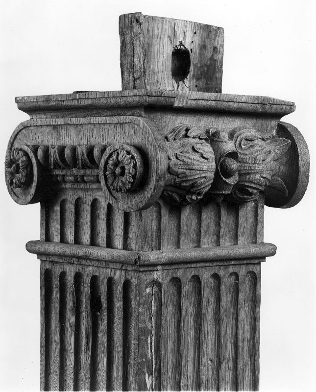 Pilastre cannelé à chapiteau ionique
