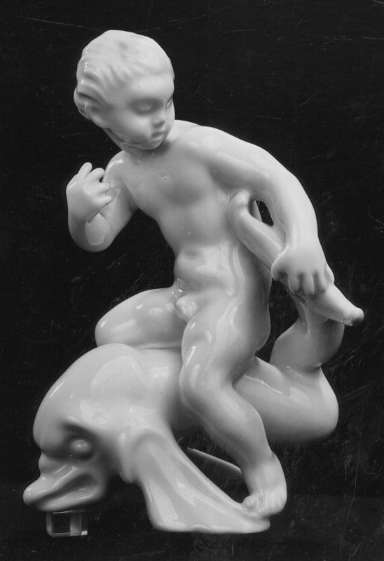 Enfant chevauchant un dauphin