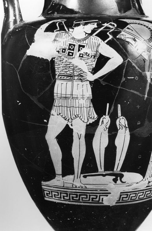 Amphore à figures rouges figurant la préparation des hoplites
