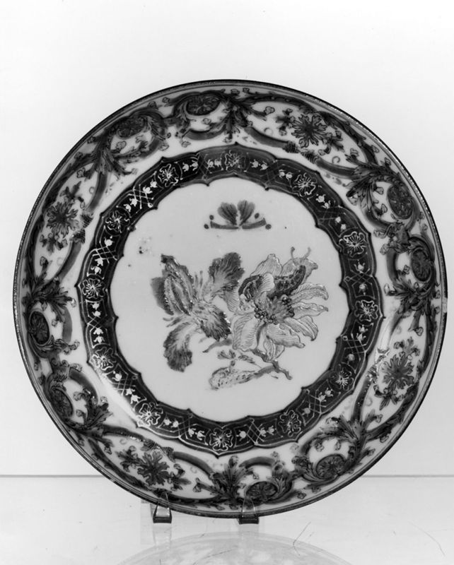 Assiette à décor à fleurs