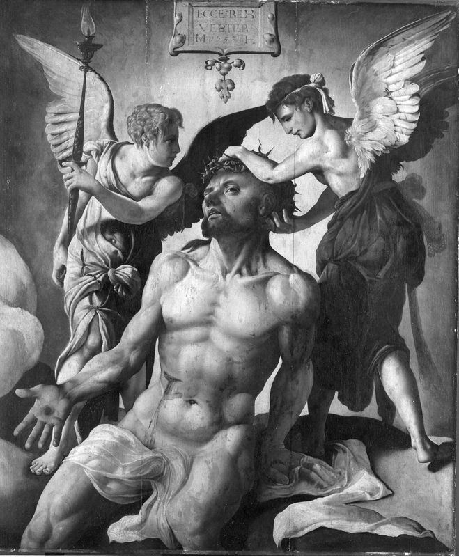 Christus met doornen gekroond tussen twee engelen