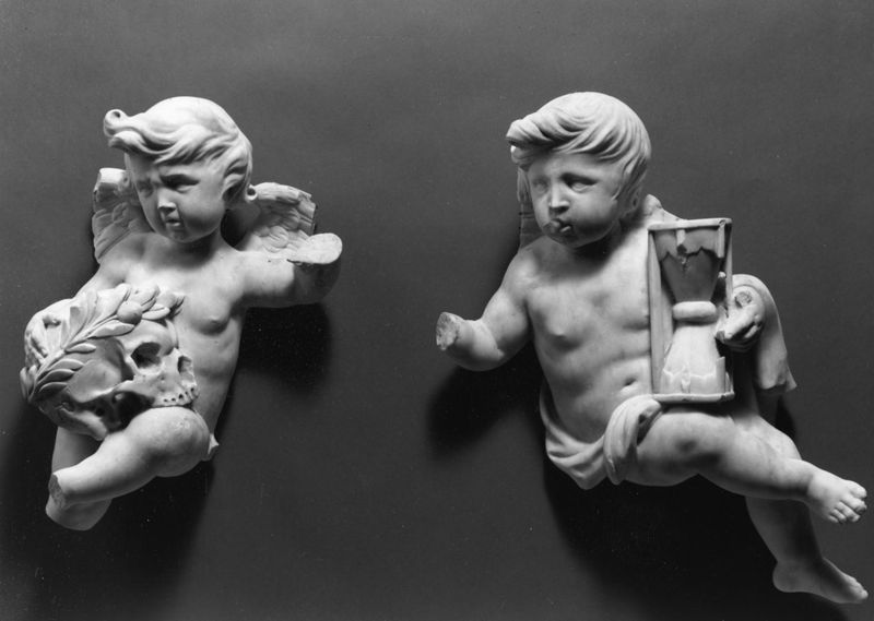 Angelot avec crâne couronné de lauriers