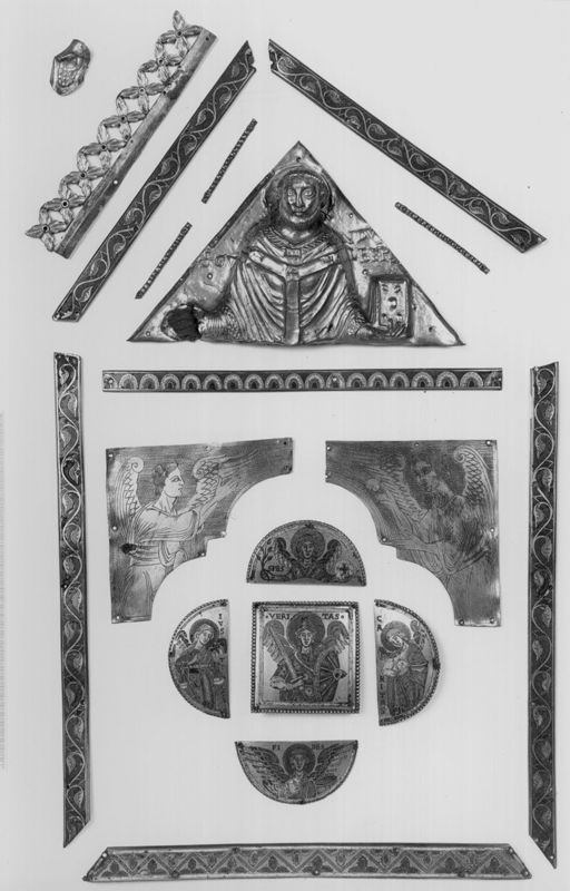Reliquaire de saint Gondulphe en forme de pignon de châsse