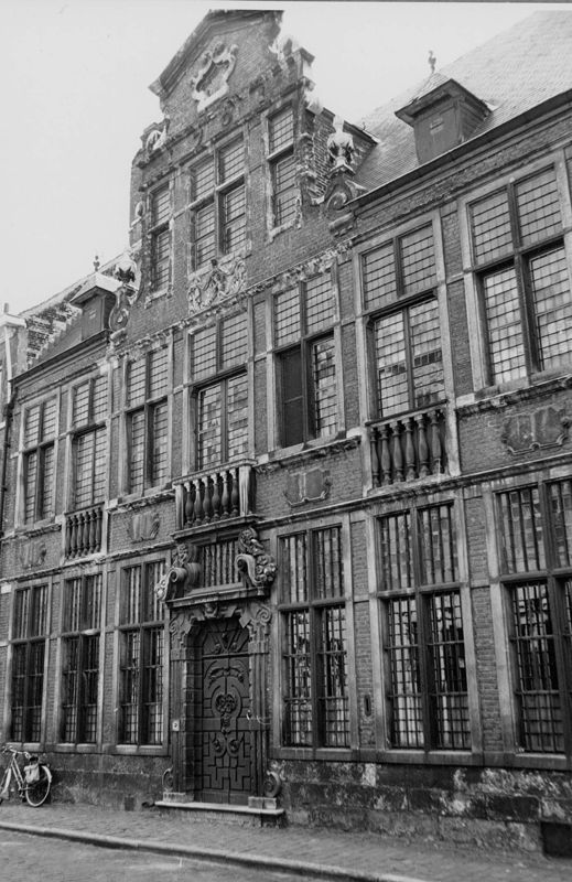 woongebouw / Huis De Pelikaan
