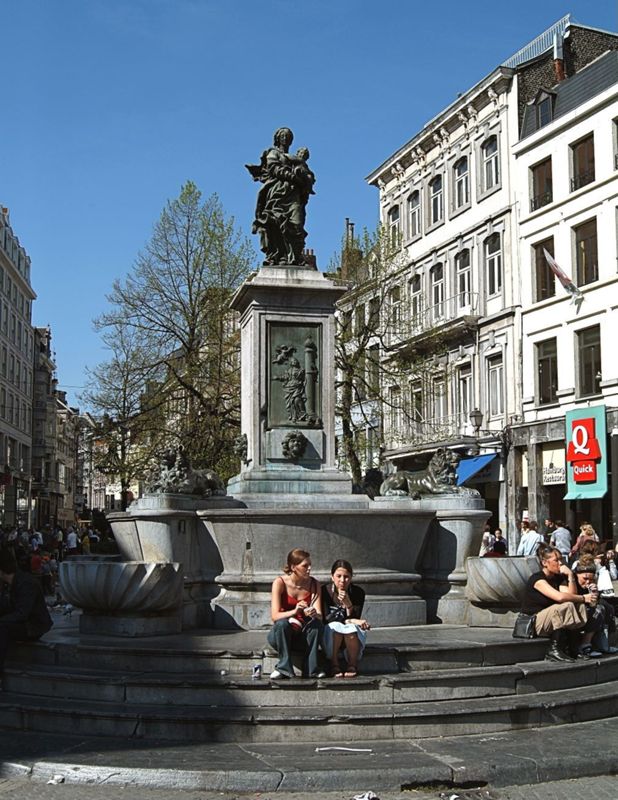 Fontaine de la Vierge de Vinâve-d'Ile
