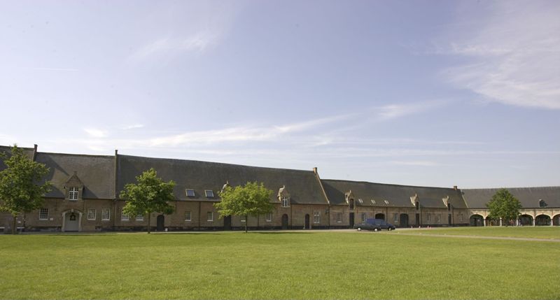 Bedrijfsgebouwen, voormalige abdijbrouwerij, schrijnwerkerij, voormalig abtelijk koetsgebouw en voormalige paardenstallen met smidse