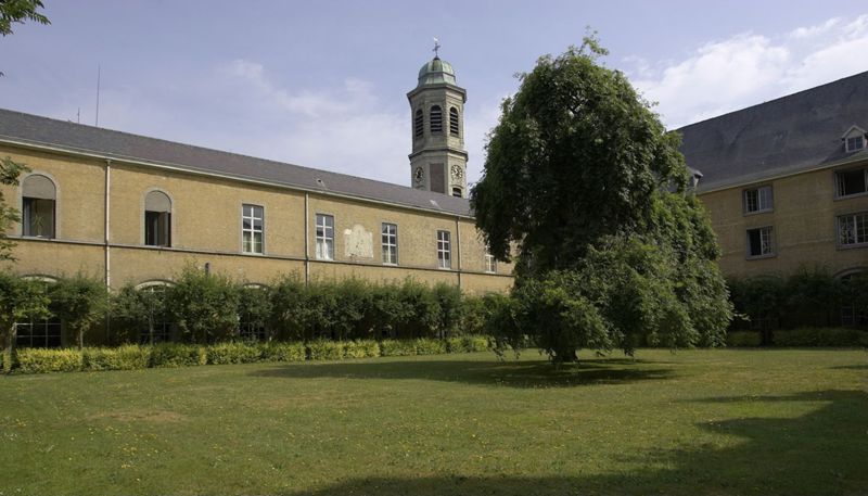 Rechthoekige begraasde binnenplaats van de oorspronkelijke Norbertijnerabdij