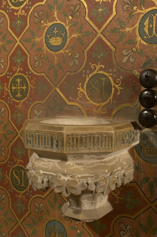 bij hoofdingang van de Bethune-kapel