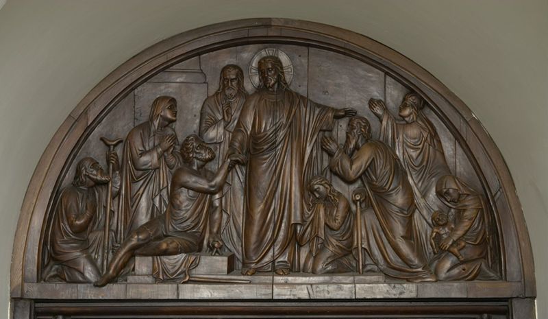 van de voormalige ziekenzaal van het St.-Elisabethgasthuis (nu Elzenveld, Kanunnik Van Gesselzaal) - buitenzijde kant klooster - Christus geneest de zieken