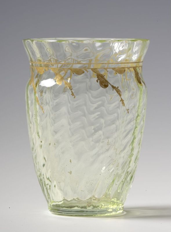 Vase à décor doré